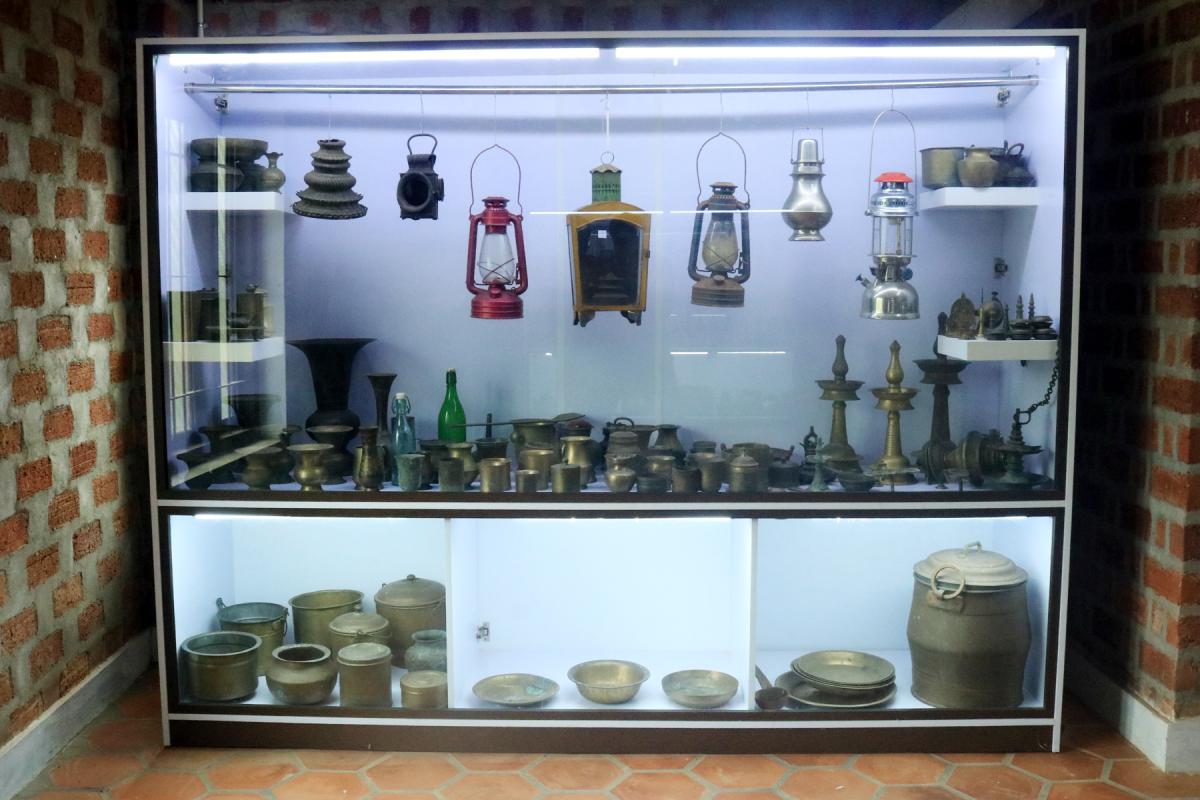 400 + Musical Instruments and Antique Collections Image 1